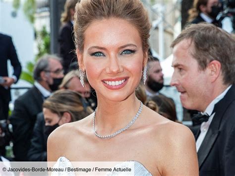 Amandine Petit renversante en bikini échancré et chevelure de lionne Femme Actuelle Le MAG