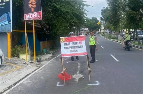 Sat Lantas Polres Kobar Olah Tkp Laka Tunggal Di Jalan Pakunegara