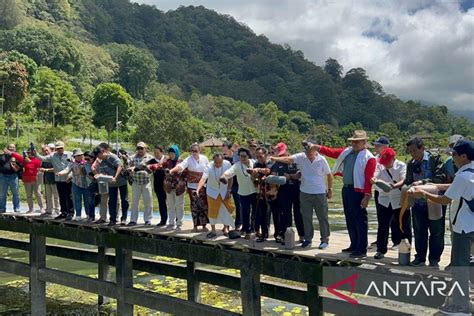 Pp Polri Bali Lakukan Gerakan Merawat Danau Lewat Penuangan Eco Enzyme