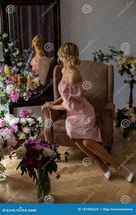 Portrait Vertical D Une Blonde Mince Assis Dans Une Chaise Pr S Du Miroir Image Stock Image Du