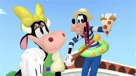 Watch: Felicita munching pizza Goofy and Clarabelle