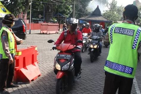 Hari Kedua Psbb Malang Raya Ribuan Kendaraan Masuk Kota Malang Jawa Pos