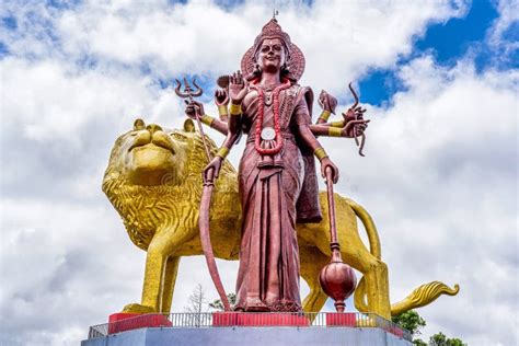 Une Statue Puissante De La D Esse Hindoue Durga Maa Avec Un Lion D Or