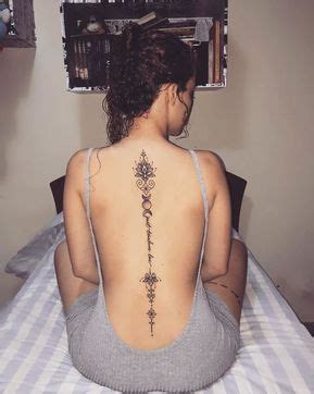 10 tatuajes perfectos que te favorecerán si eres una chica sin curvas