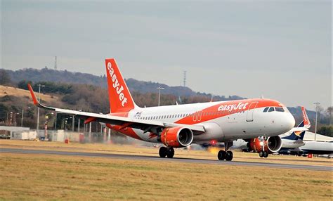 Oe Ind Airbus A Easyjet Douglas Buick Flickr