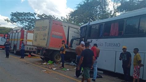 Acidente entre caminhão e ônibus mata uma pessoa e deixa três feridas