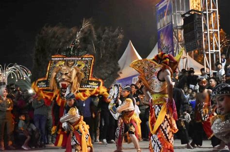 Masyarakat Kota Metro Padati Lapangan Samber Saat Reog Ponorogo Tampil