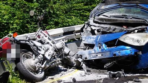 Unfall Bei M Nsingen Motorradfahrer Prallt Gegen Auto Zwei Menschen