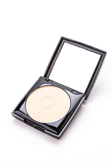 Косметическая пудра на белом фоне | Бесплатно Фото