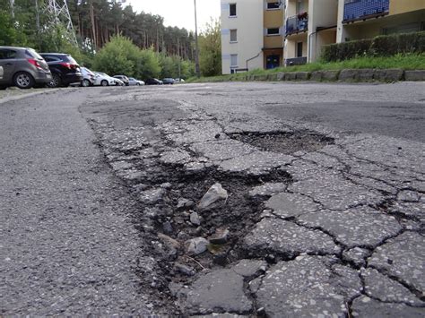 Olkusz Jezdnia Na Ulicy Armii Krajowej Jest W Tragicznym Stanie Ma