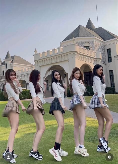 Dàn hot girl mặc đồng phục nữ sinh thực hiện vũ đạo phản cảm