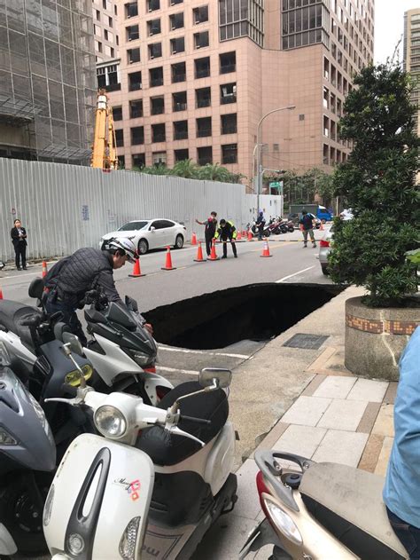 台灣新竹又現「天坑」特斯拉遭殃 整輛掉進洞裡 寶島大小事 台灣 世界新聞網