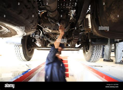 Mecánico de camiones fotografías e imágenes de alta resolución Alamy