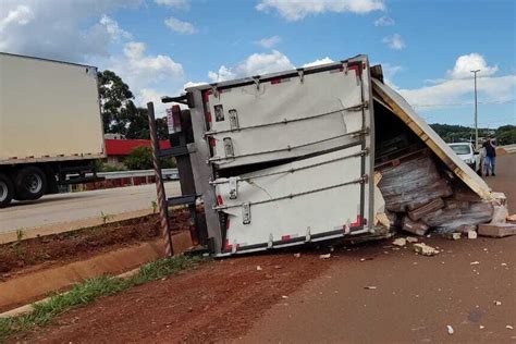 Caminh O Carregado De Frango Sai Da Pista E Tomba Na Br Em S O Jos