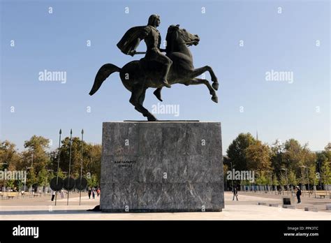 La Estatua De Alejandro Magno En La Septentrional Ciudad Portuaria