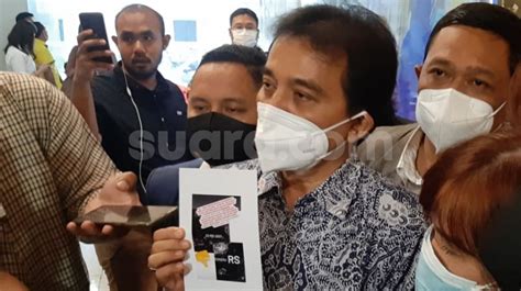 Jalani Pemeriksaan Kasus Fitnah Lucky Alamsyah Roy Suryo Boyong 3 Saksi