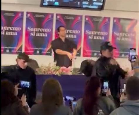 Sanremo Mahmood E L Ingresso Trionfale In Sala Stampa Con La Sua Tuta