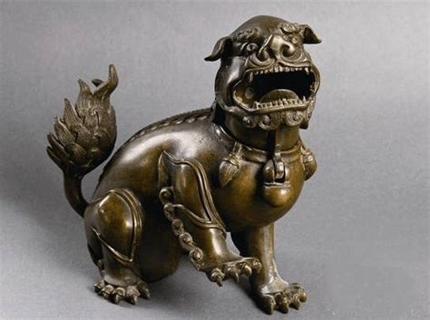 majestic lion sculpture  symbol  power  protection