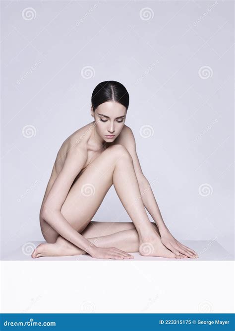 Fashion Beautiful Brunette With Short Haircut Studio Portrait Stock Image Image Of Beauty