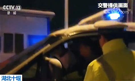 湖北十堰 雪夜病人紧急转院 警车开道护航 新闻频道 央视网