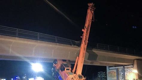 Halle Dramatischer Unfall auf Autobahn Autokran kracht gegen Brücke