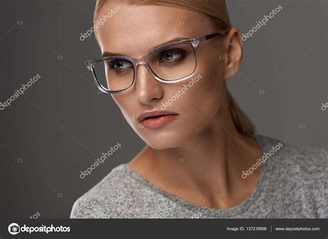 Female Eyewear Woman In Beautiful Glasses Frame Eyeglasses — Stock