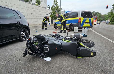 Biker Kracht In Auto Und Verletzt Sich Schwer