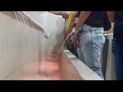 Hombres orinando en baño de estadero de Barranquilla Colombia XVIDEOS