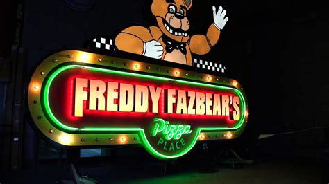 Letrero oficial de Freddy Fazbear Pizza Place para la película de