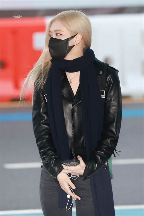 Mẫu áo khoác hot nhất mùa đông này đã được hoa hồng Úc Rosé lăng xê từ lâu ai mặc lên cũng