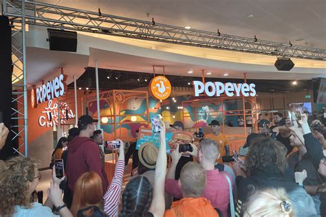 Otwarcie Popeyes w Złotych Tarasach Czekali w kolejce 40 godzin po