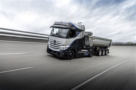 Daimler Trucks begins rigorous testing of its fuel-cell truck | Daimler ...