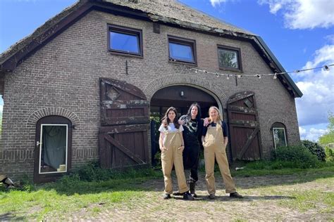 Raven Hanna En Geraldine Bouwen Een Hooimijt In Nieuwe Aflevering