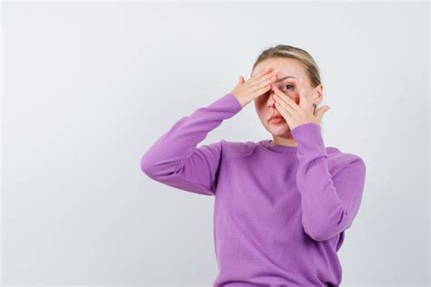 Jeune Fille Couvrant Un De Ses Yeux Avec Ses Mains Sur Fond Blanc