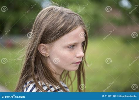 Belle Jeune Fille Blonde Avec Des Taches De Rousseur Dehors à L arrière plan De Nature Portrait