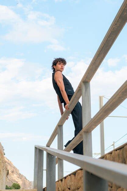 Joven Gay De Moda Posa Mirando A La C Mara Foto Premium