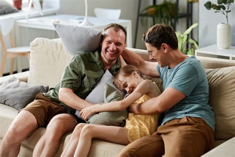Fam Lia Gay Crian A Sentada Em Casa Foto De Stock Imagem De Prole Felicidade