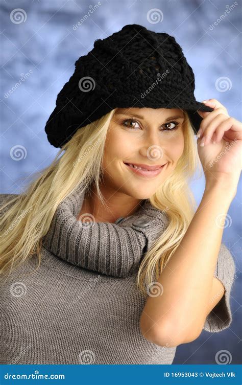 Fille Blonde Dans Un Chapeau Noir Image stock Image du normal tricoté