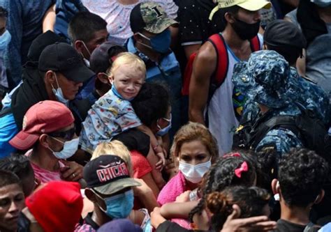 Caravana De Migrantes Hondure Os Rompe Cerco Policial En Guatemala