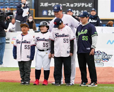 ヤクルト村上のそっくりさんが4人も集結！神宮大盛り上がり 村上5人で記念撮影も― スポニチ Sponichi Annex 野球