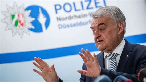 Reul Zum Jahreswechsel Deutlich Mehr Polizei Im Einsatz