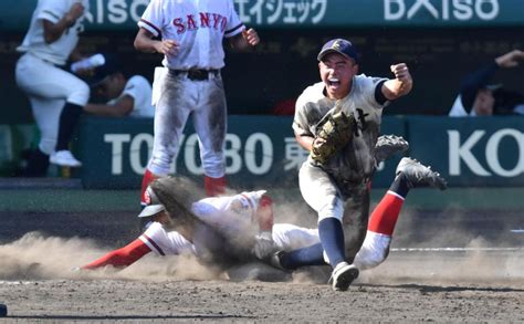 おかやま山陽の女子マネが甲子園の土集め ペットボトルへ懸命に最後まで さわやかな戦いぶりに球場全体が拍手野球デイリースポーツ Online