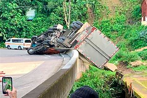 Tr Iler Queda Colgando De Puente En San Carlos Video Telediario