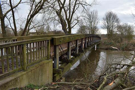 Total marode Holzbrücke über Leine wird abgebrochen Hannover