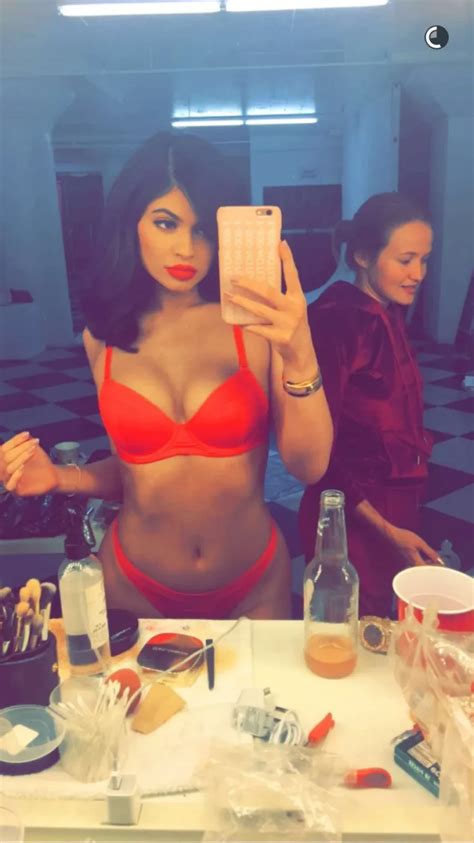 Photos Kylie Jenner Lingerie Torride Et Robe Sexy Le Rouge Lui Va