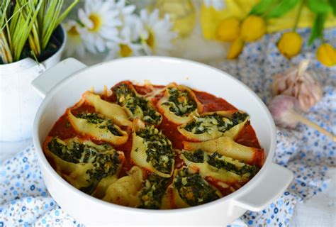 Makaronowe Muszle Nadziane Szpinakiem W Sosie Pomidorowym Przepis