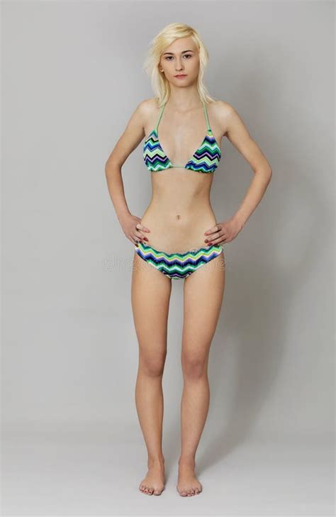 Mujer Joven Hermosa En Bikini Imagen De Archivo Imagen De Swimwear Underwear