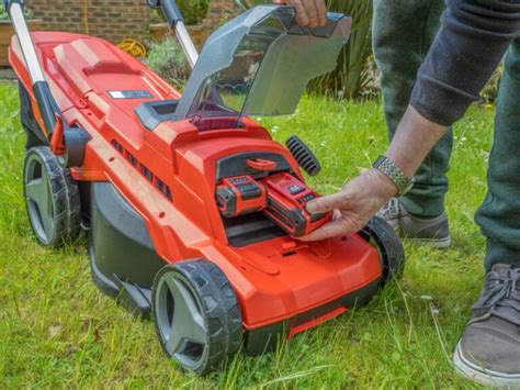 5 Types of Lawn Mower Blades Explained (With Pictures) | House Grail