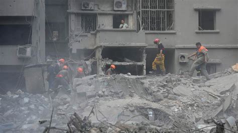 Pasca Serangan Udara Israel Tim Penyelamat Terus Cari Korban Diantara