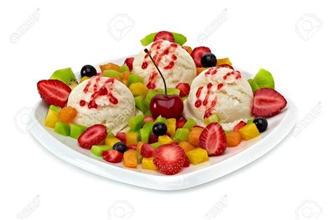 Ensalada De Fruta Con Helado De Vainilla Y Salsa De Fresa En El Fondo